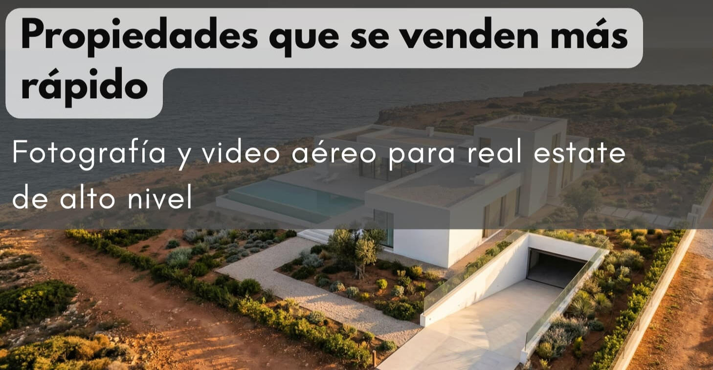 Fotografía aérea de villa moderna junto al mar con piscina, contenido para real estate de alto nivel